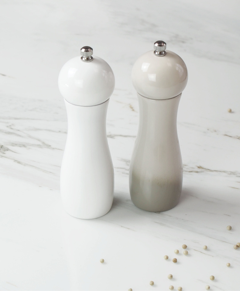 Three-piece wooden salt and pepper mill set with ceramic grinding cores in graduated sizes